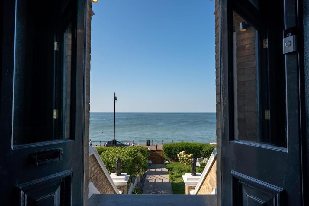 Luxury Duplex Penthouse On The Beach With Panoramic Sea Views Херн-Бей Экстерьер фото